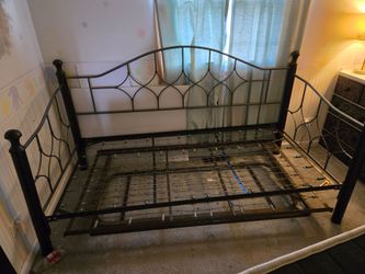 Twin Daybed and pop-up trundle
