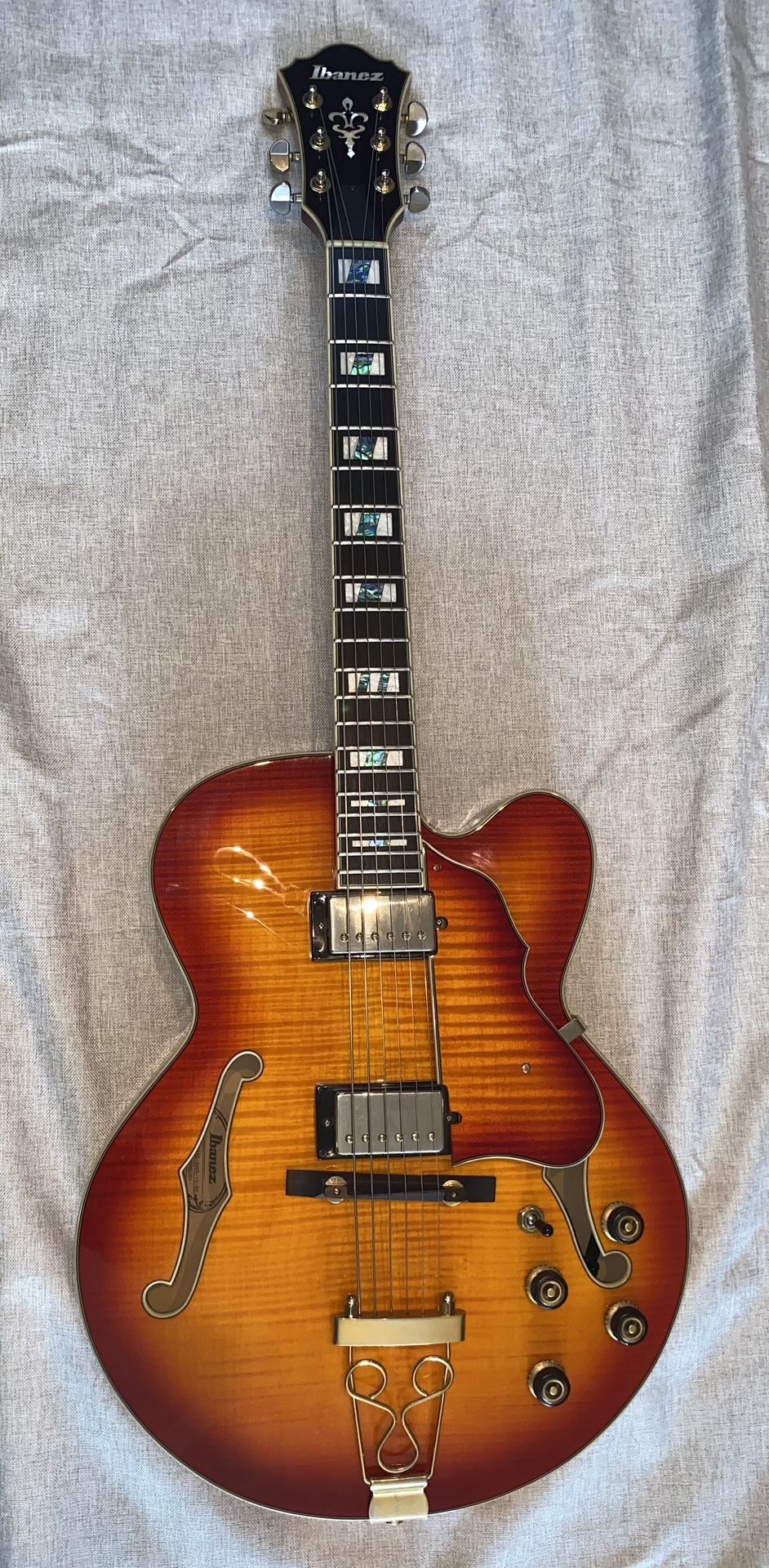 Ibanez AF155-AWB Artstar Hollowbody in Cherry Sunburst with Case