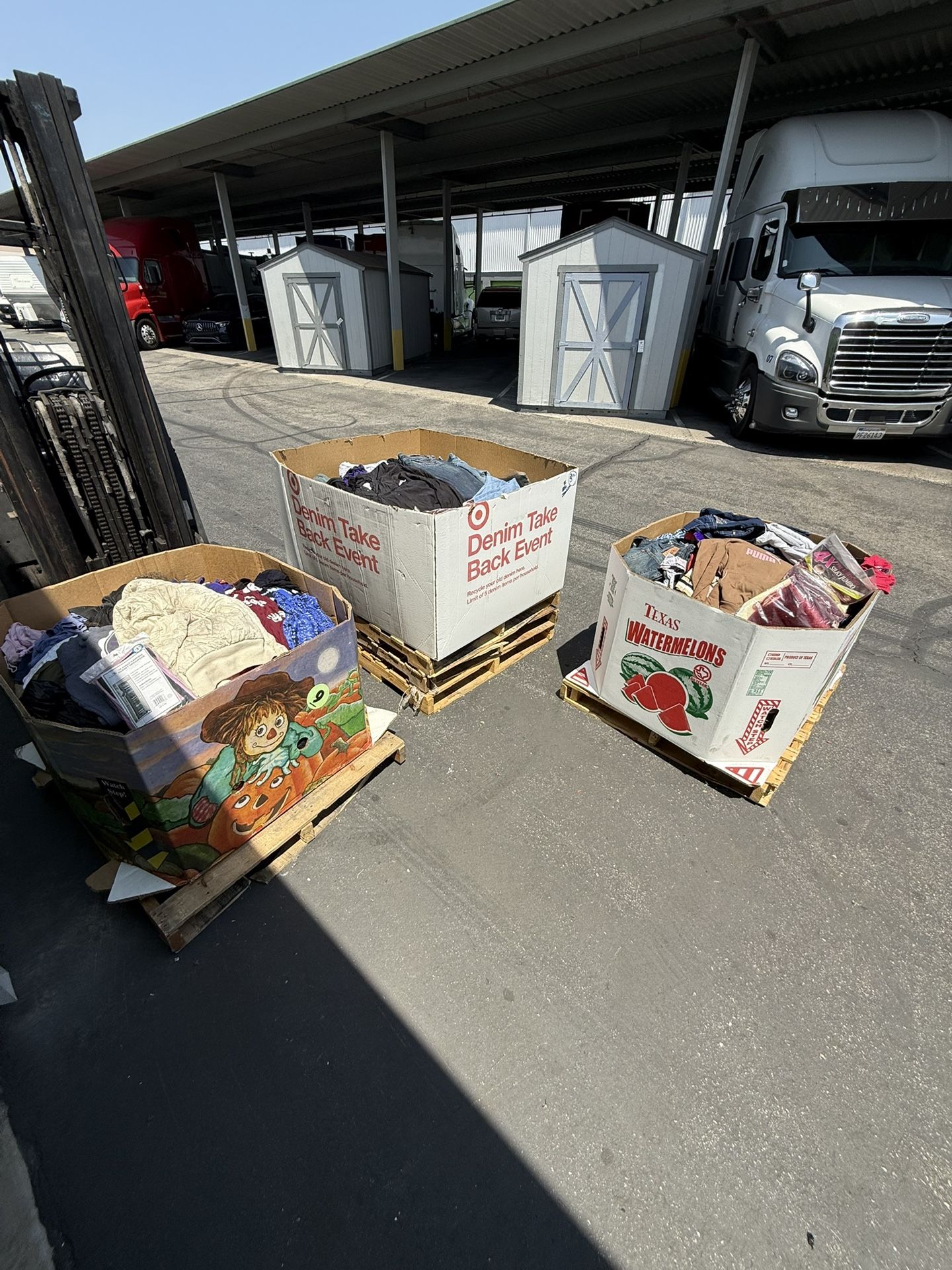 Clothes Pallets About 300 Pc Per Pallet $180 Ea
