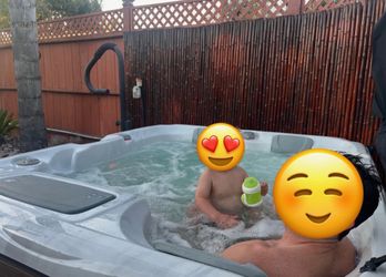 2022 Sundance Capri 880 Hot Tub – Excellent Condition