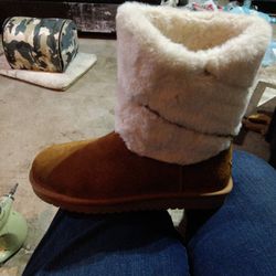 UGG Koolaburra Size 9