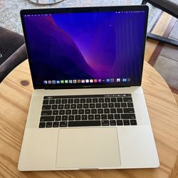 2016 MacBook Pro 15” Touch Bar Intel Core i7 500GB