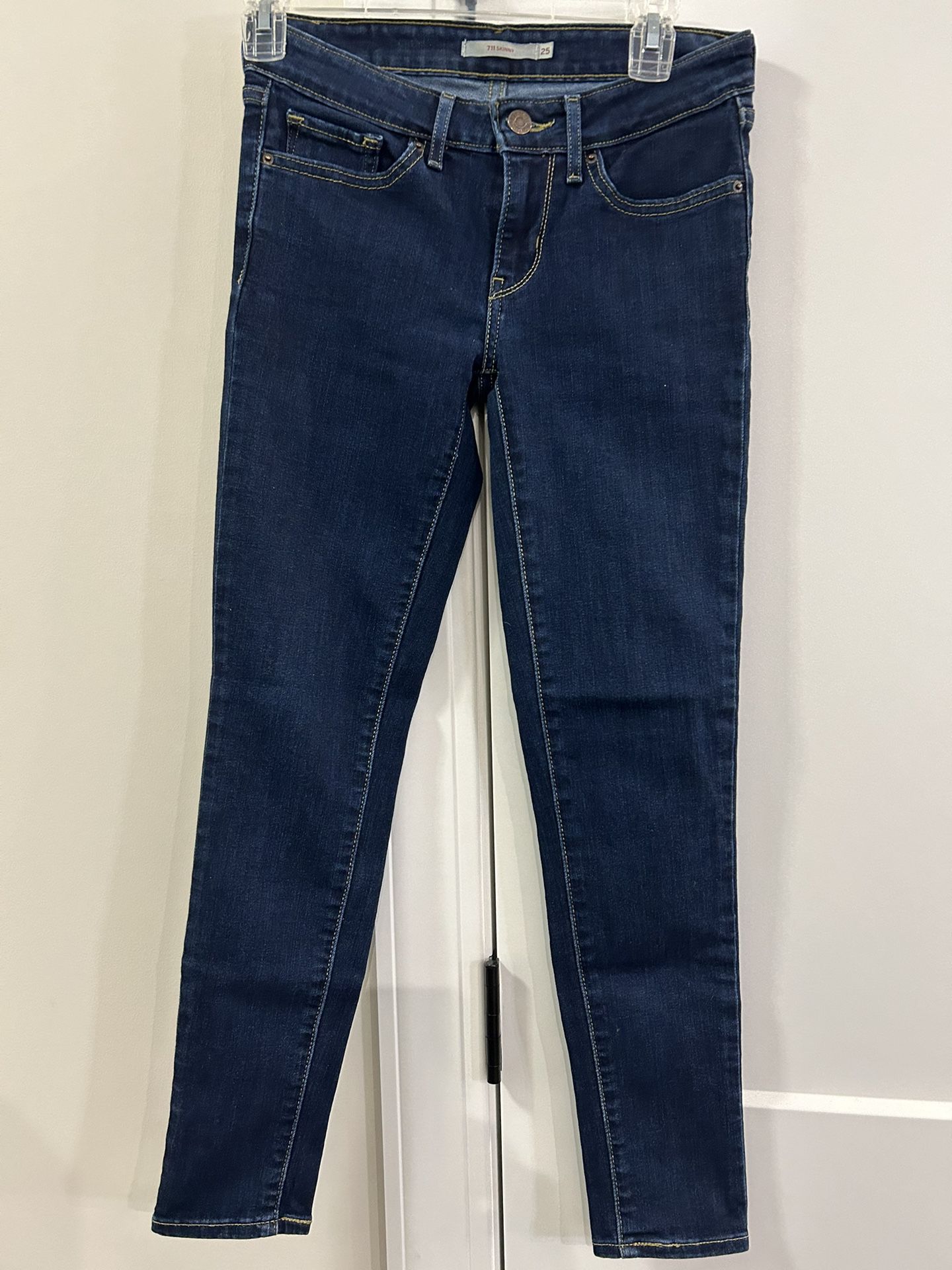 Women Levi’s 711 Skinny Stretch Jeans in Size 25 Short Length.