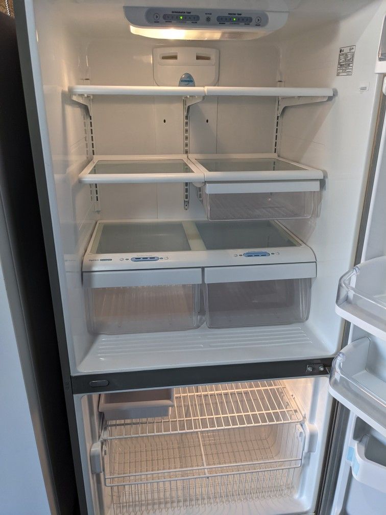 REFRIGERATOR BOTTOM FREEZER LG STAINLESS STEEL APARTMENT SIZE W 33"