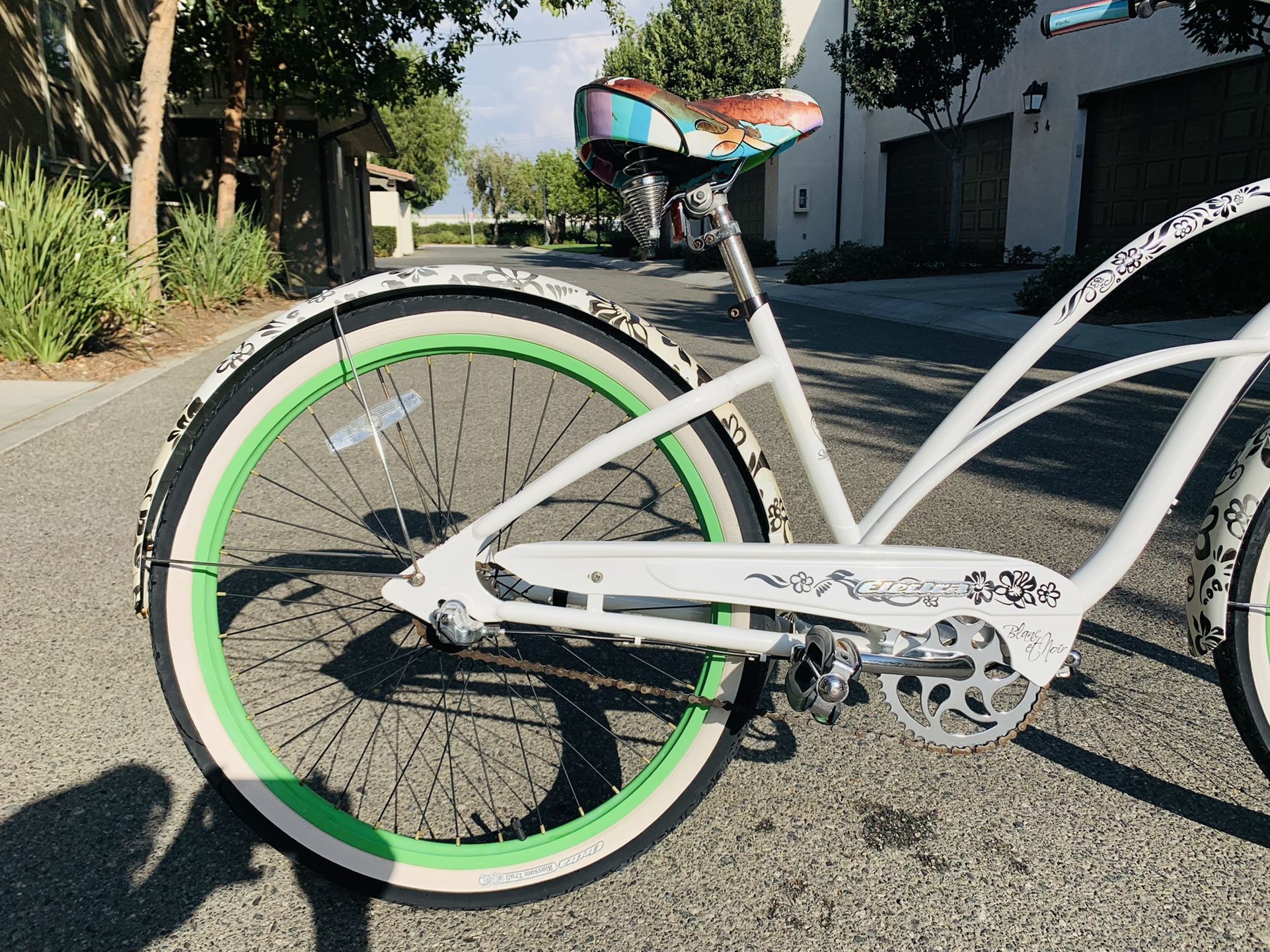 Electra Blanc Et Noir 3 Speed Beach Cruiser Bike 26 for Sale in Ontario CA OfferUp