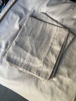Beige duvet cover (90x96”)and 2 pillow cases