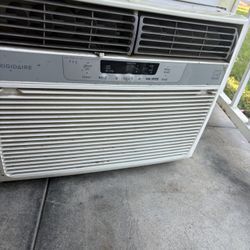  FRIGIDAIRE Window AC Unit 12,000 BTU 