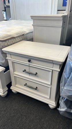 Beautiful extra large high-quality Ashley millennium set B777 group white farmhouse nightstand $350