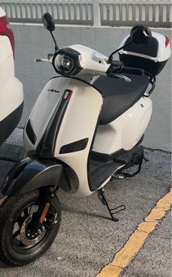 Like New 2023 USM Ciao 50cc Scooter for sale .New lock and cover included / Great on gas good for Uber Eats
