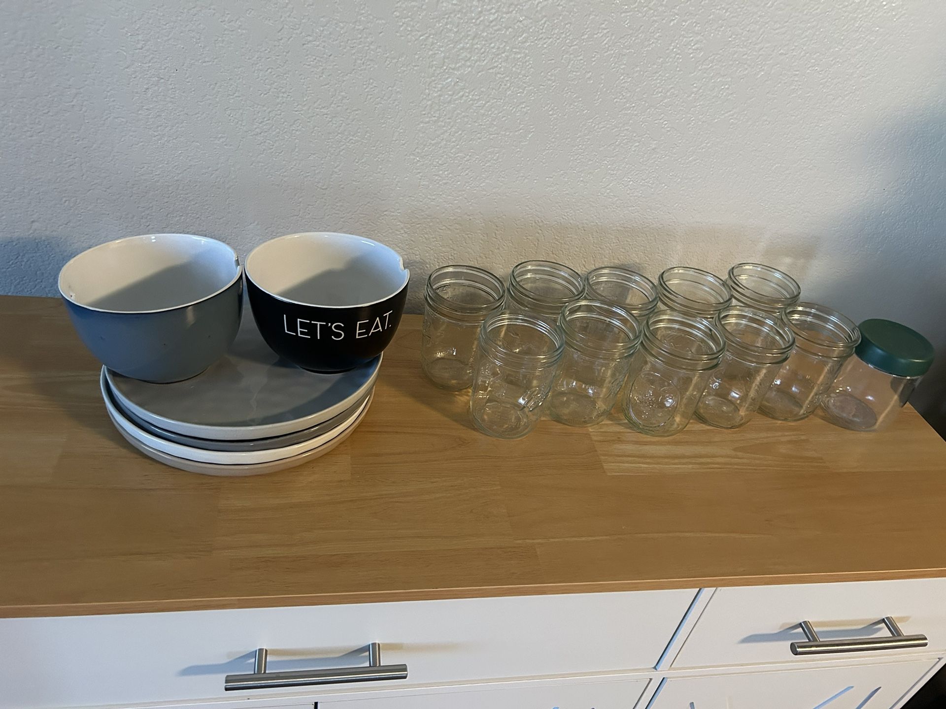 Kitchen bundle – plates, ramen bowls, mason jars $15 – all included