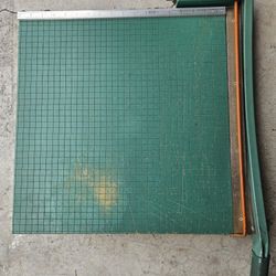 PAPER CUTTER - PREMIER 19" 
