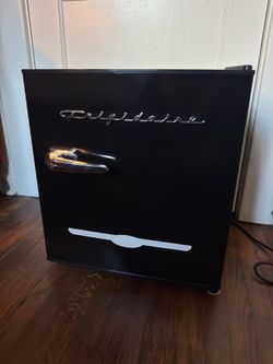 Frigidaire retro mini fridge 1.6 cu ft