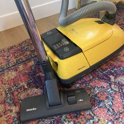 Miele S 324i Vacuum Cleaner