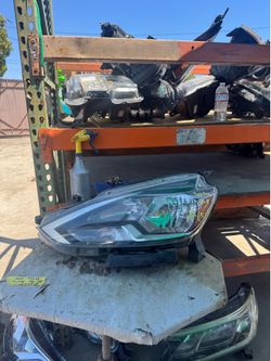 Nissan SENTRA LEFT USED OEM HEADLIGHT (2016-2018)