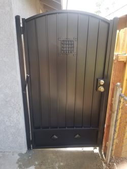 Side gate