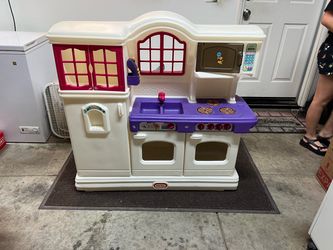 Little Tikes Victorian Kitchen – Late 1990s/Early 2000s