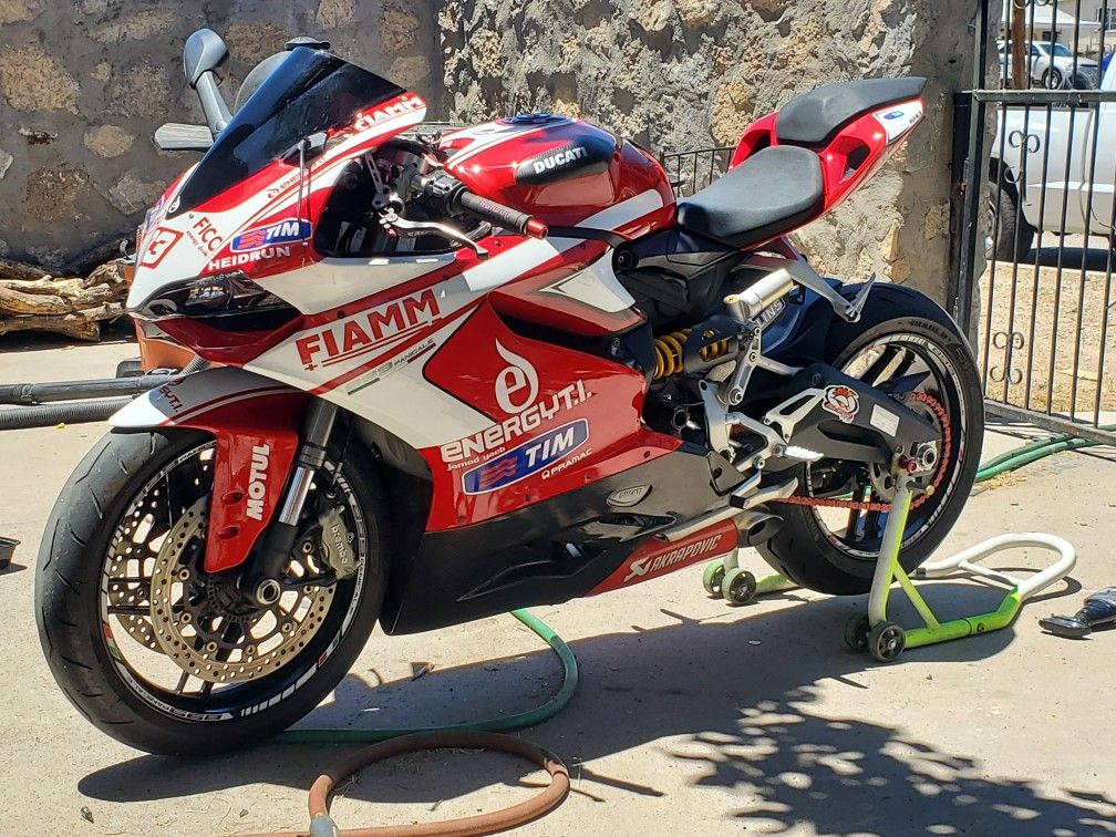 Ducati 899 panigale. Final edition