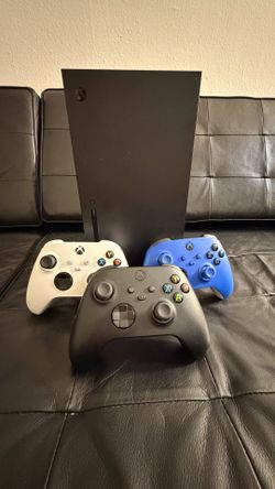 Xbox series x- 3 Xbox controllers (price is negotiable)