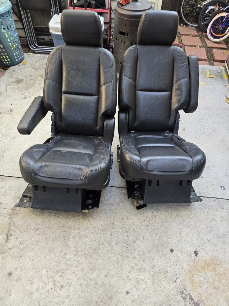 2011 Seat 2nd Row Cadillac Escalade 