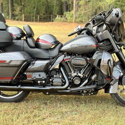Cvo Harley Davidson Limited, 2020 Year Only 9200 Miles two Tone Gray 117 Engines