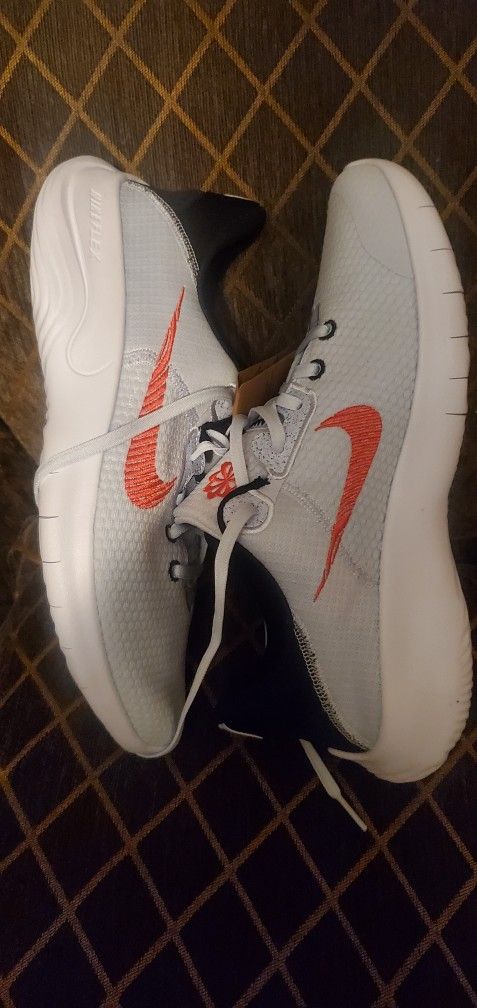 New Tennis Nike Size 9.5 For Men