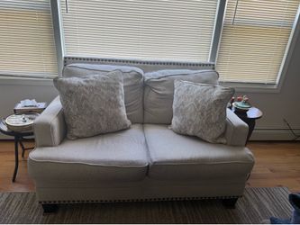 200$ Tow love seat must go