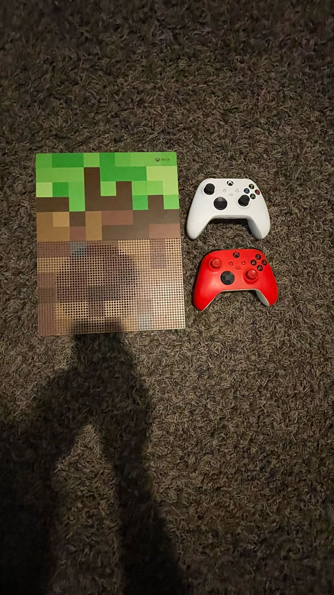 XBOX ONE S LIMITED MINCRAFT EDITION - 2 XBOX SIRES X CONTROLLERS - WITH WIRES