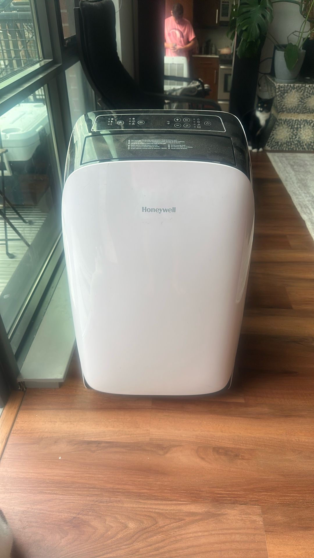 Honeywell Air Conditioner (600 Sq Ft)