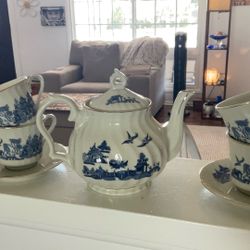 Blue Willow Teapot Robinson Design Group Japan 1989 Fine China 