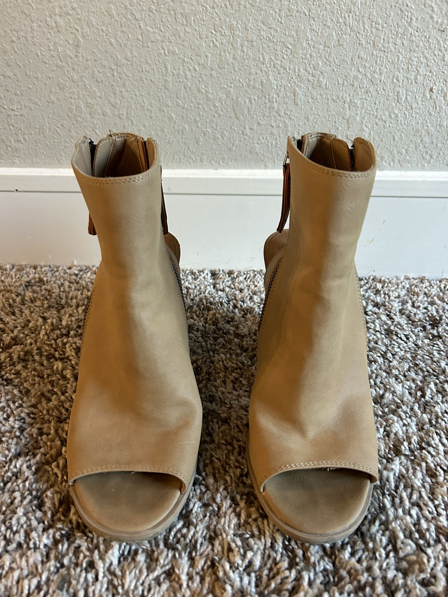 Woman’s tan DV by Dolce Vita ankle bootie heels with peep toe size 8 Woman
