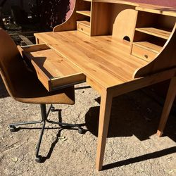 Beautiful Wood Oak Desk With New Chair & Plenty Of Storage Drawers 51”  Length 29”Width. & 42.5 Height  Great Condition 