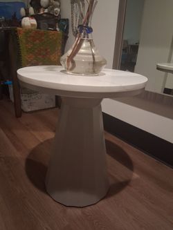 Coffee Table Top Marble, Base Metal 20 X 24 aprox. Have table