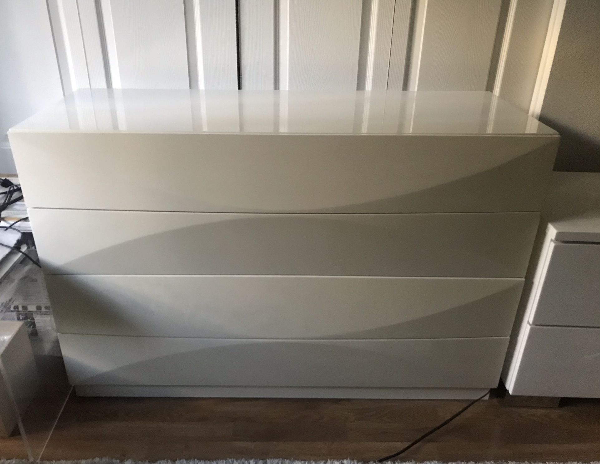 High Gloss 4 Drawer Dresser (White)