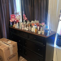 Dresser With Mirror 