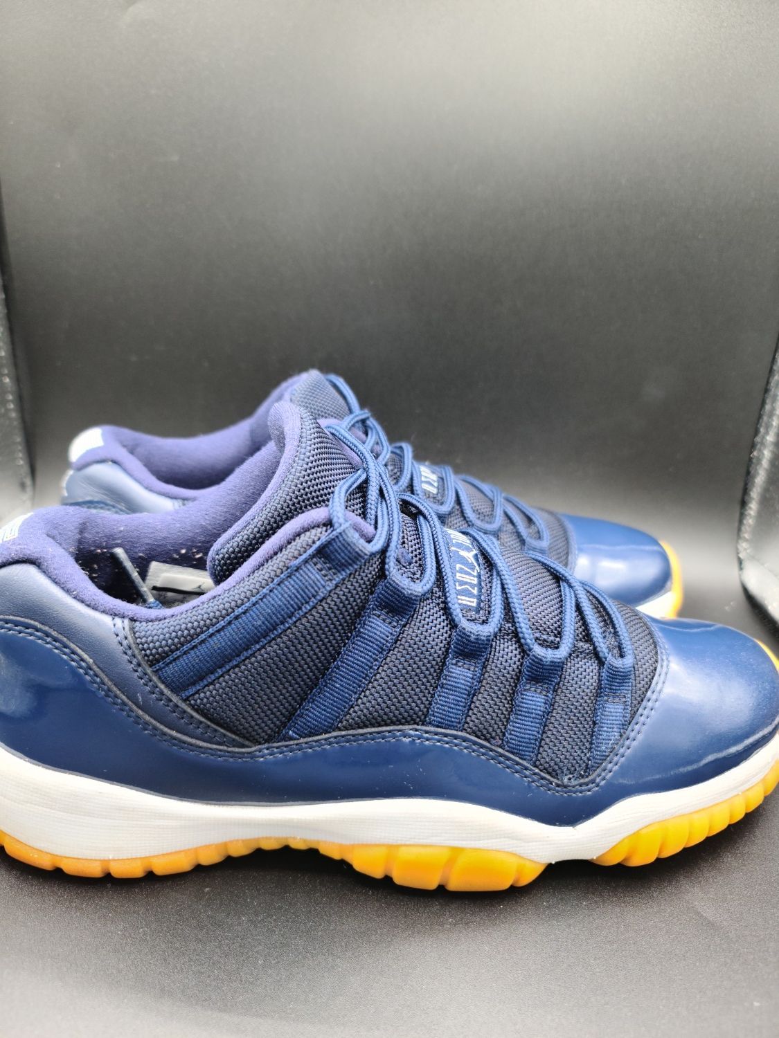 JORDAN 11 LOW NAVY GUM SIZE 7Y