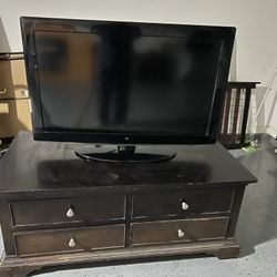 Non Smart Tv + Coffee Table 