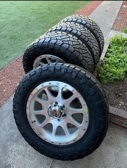 Chevy Silverado wheels and tires 305/55/20