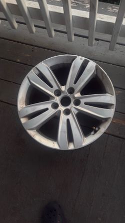 Tengo tres rines en muy buen estado para SUV KIA SPORTAGE 2017 son media 17” y dos llantas en buen estado. Haga su oferta