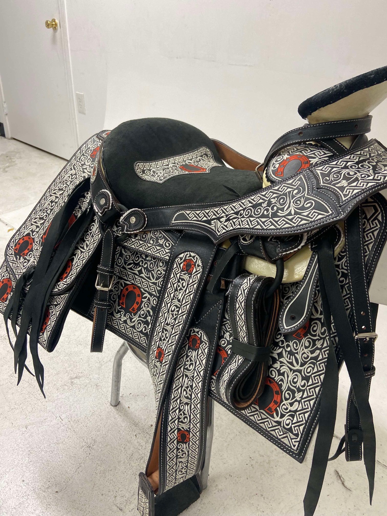 Montura charra bordada con cantinas Cuadradas