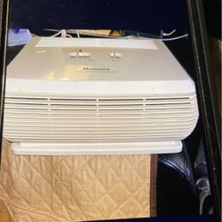 Holmes Desktop Air Purifier W/ Ionizer A lot Of Life On Filter Works Great 