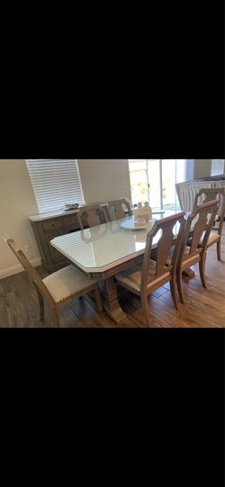Dining room set with Cardeza