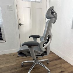 Ergonomic Mesh Office Chair with Footrest
