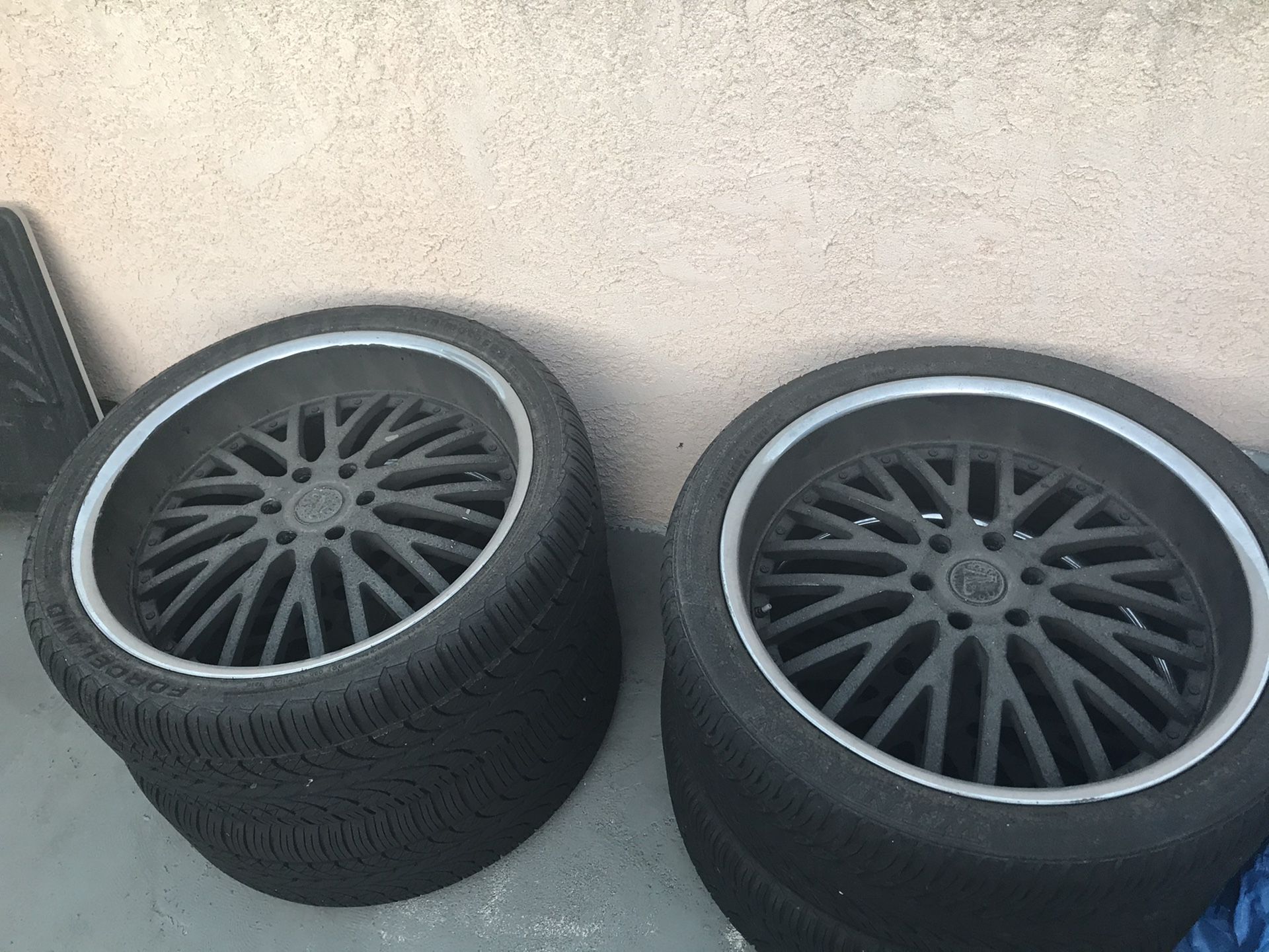 Velocity Rims 24” 6 Lug from a Chevy Avalanche