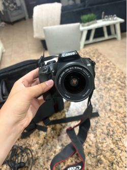 Canon EOS Rebel T100 / EOS 4000D DSLR Camera bundle -Excellent condition