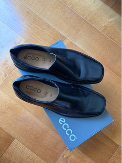 Men’s black dress shoes