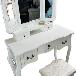 Vanity With Lights And Chair