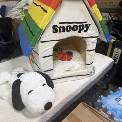 Snoopy Pet Bed House w/ Cushion & Snoopy Plush