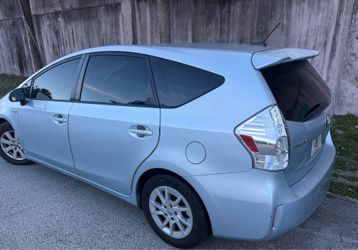Toyota prius v