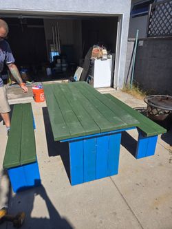 WOOD PICNIC TABLE