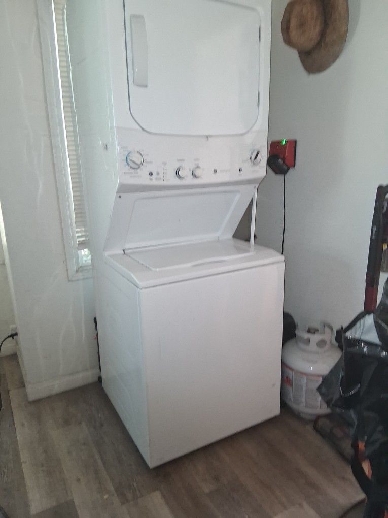 G E Stackable washer dryer